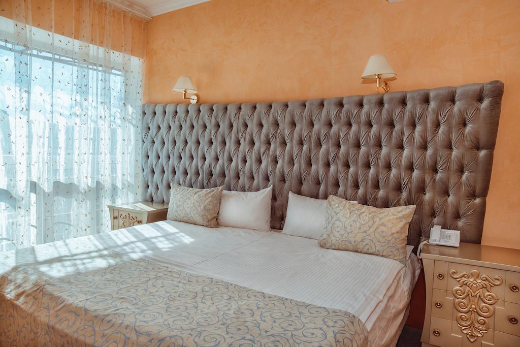 Premier Hotel Shafran Суми Стая снимка