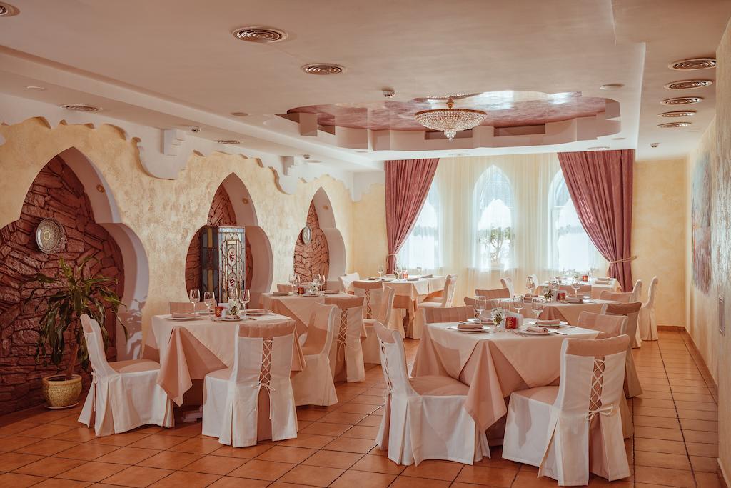 Premier Hotel Shafran Суми Екстериор снимка