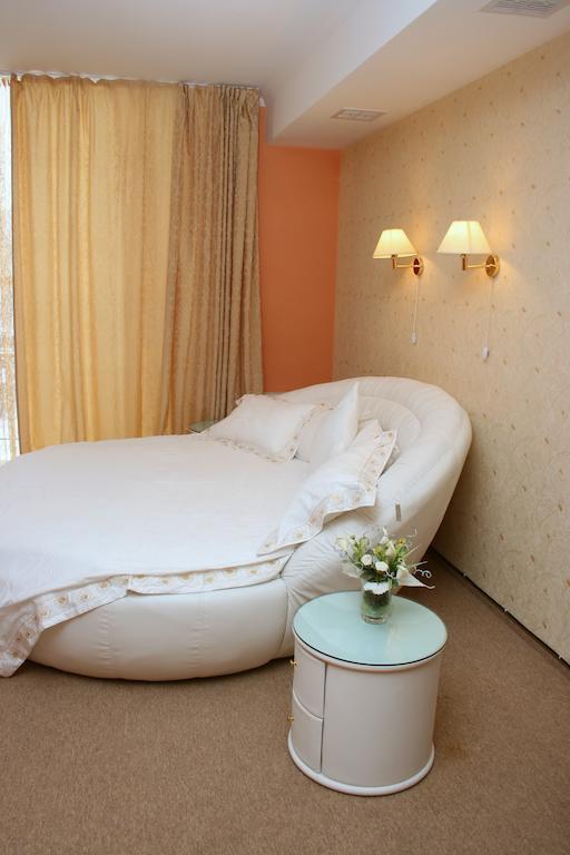Premier Hotel Shafran Суми Екстериор снимка