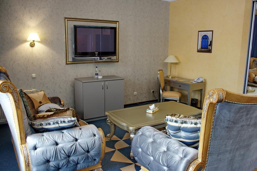 Premier Hotel Shafran Суми Стая снимка