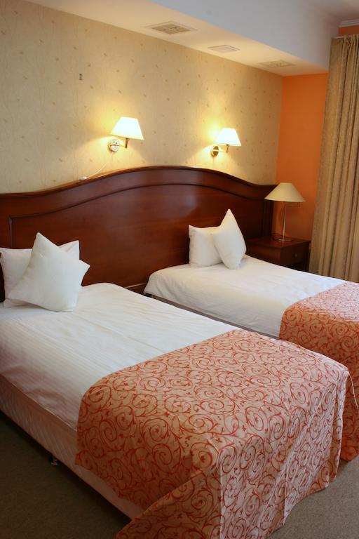 Premier Hotel Shafran Суми Стая снимка