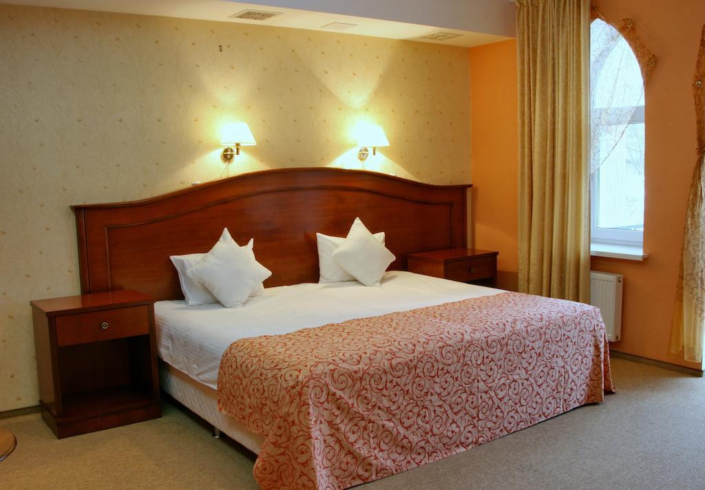 Premier Hotel Shafran Суми Стая снимка