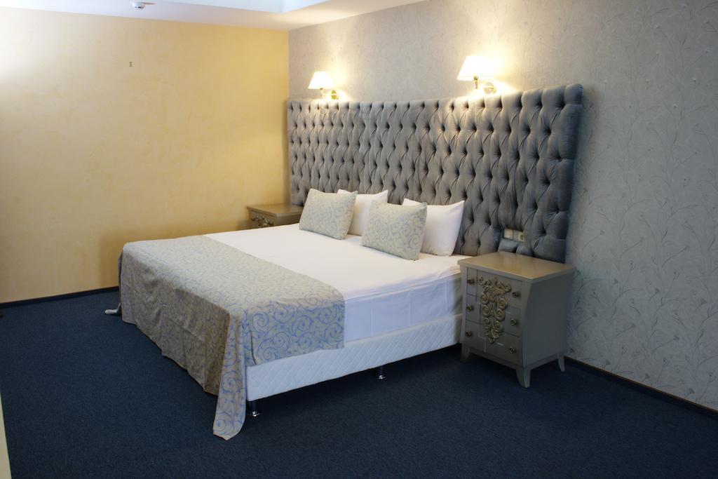 Premier Hotel Shafran Суми Екстериор снимка