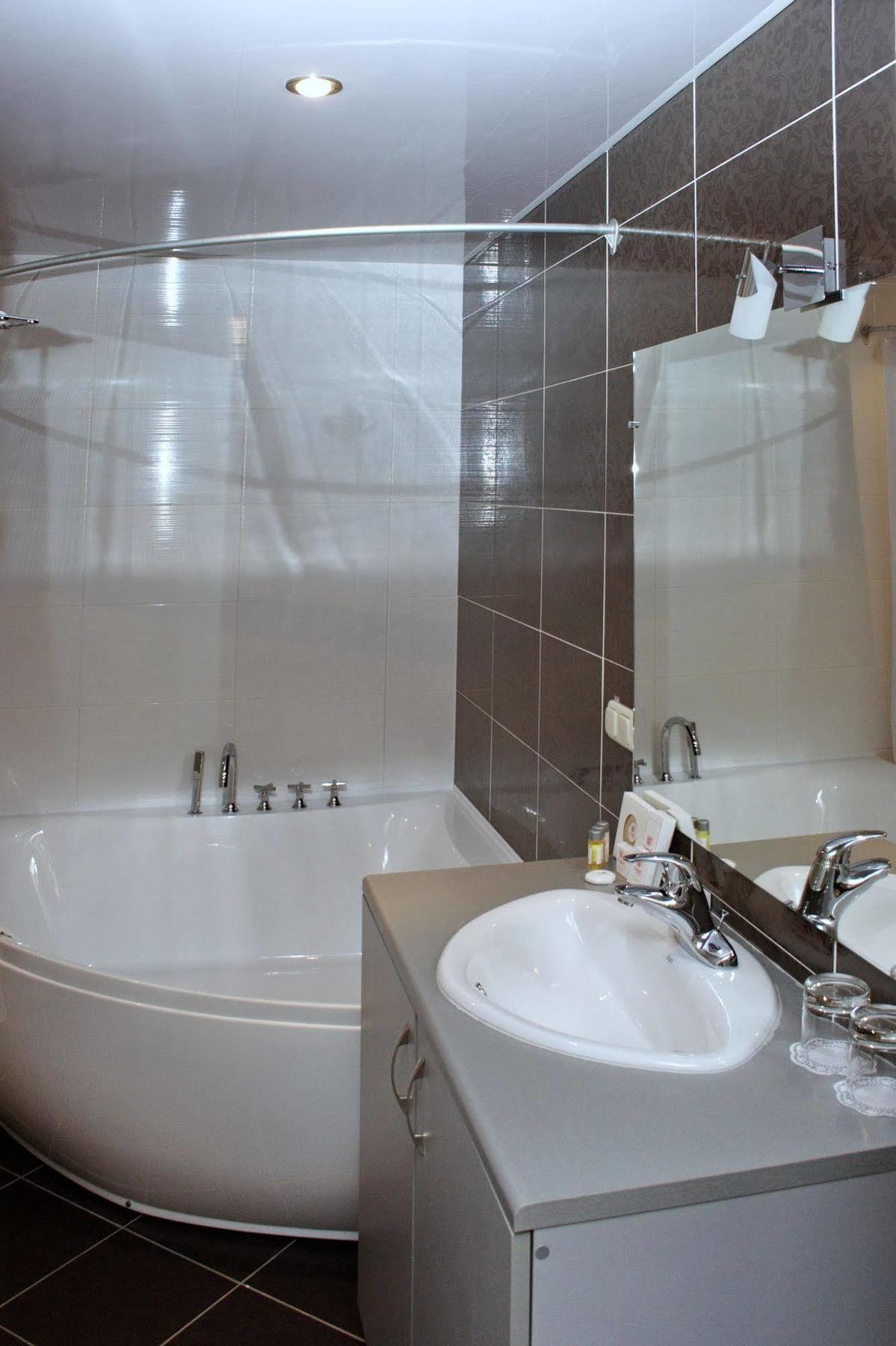 Premier Hotel Shafran Суми Екстериор снимка