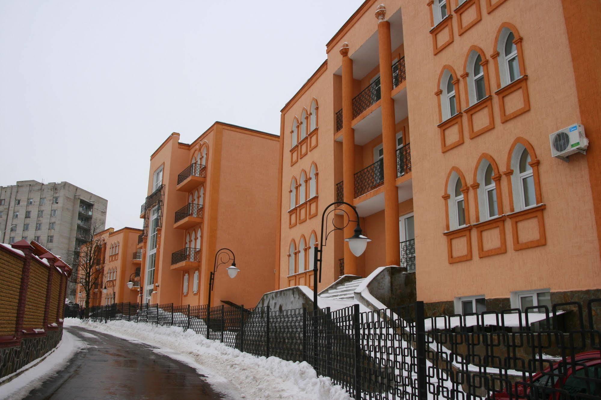 Premier Hotel Shafran Суми Екстериор снимка